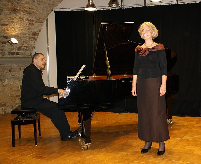 Stand schon selbst auf der Bühne des Schüttbaus, wie unser Archivbild aus dem Jahr 2013 zeigt. Barbara Goschenhofer sang damals die 'Biblischen Lieder' in der tschechischen Originalsprache, am Klavier begleitet von Armin Fuchs.