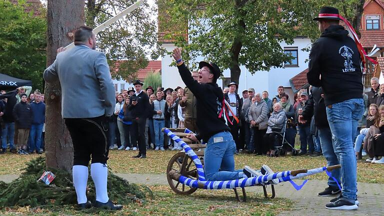 Waghalsige Fahrten mit der Schubkarre und lustige Spiele sind nur einer der Höhepunkte am Kirmessonntag auf dem Dorfplatz. Befreundete Kirmesgesellschaften aus der gesamten Umgebung lassen sich die Teilnahme am Wettbewerb nicht nehmen.