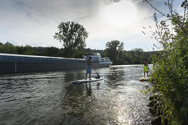 Stand-Up-Paddling ist nicht schwer zu lernen. Unbedingt beachtet werden müssen aber die Regeln auf dem Fluss, etwa ein ausreichender Abstand zu Schiffen.