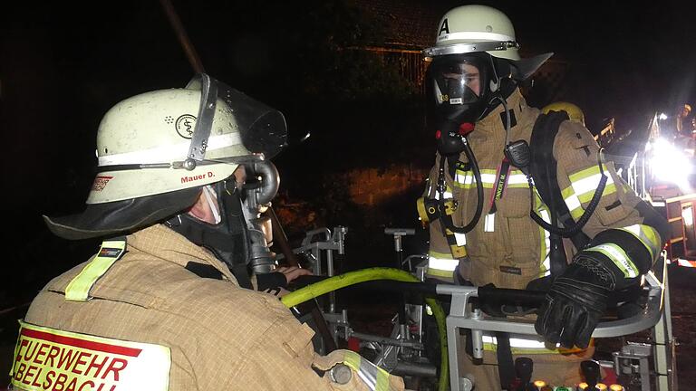 Seinen ersten Einsatz im Korb der Drehleiter erlebte Max Bankert von der Feuerwehr Ebelsbach. Der erfahrene Kamerad Dominik Mauer (links) gab dem 19-Jährigen letzte Verhaltentipps, bevor es in die Höhe ging.