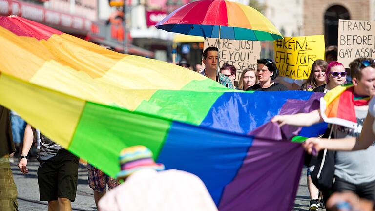 Die Regenbogenflagge ist ein Symbol für Toleranz und gegen die Diskriminierung wie hier beim&nbsp; Christopher Street Day (CSD) in der Würzburger Innenstadt im Jahr 2015. Dieses Jahr setzt die Stadt Würzburg noch ein deutlicheres Zeichen.