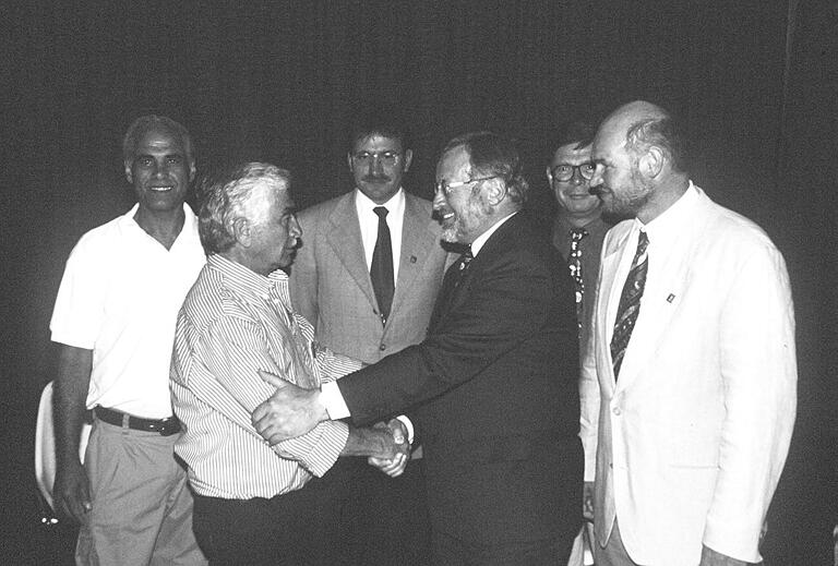 Mai 1997, der Partnerschaftsvertrag zwischen den Landkreisen Mateh Yehuda und Würzburg ist unterzeichnet. Dabei waren (von links) Moshe David, Landrat Meir Viezel, Paul Lehrieder, Landrat Waldemar Zorn, Volker Kleinfeld und Eberhard Nuß.