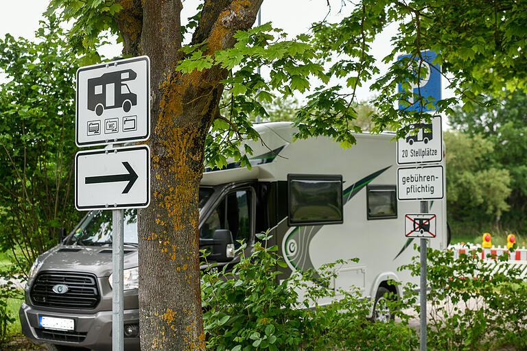 Der Wohnmobilstellplatz in Thüngersheim liegt am Main und direkt neben dem Schwimmbad.