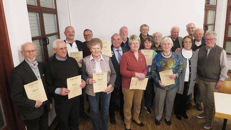 Im Bild die geehrten Gründungsmitglieder: Herbert Wiener, Willi Heizenröther, Klaus Willacker, Bernd Beyer, Helga Hanisch, Hans-Jürgen Dörnhöfer, Jürgen Thüring, Gisela Thüring, Anton Kugler, Anne-Marie Dörnhöfer, Manfred Schaffner, Heidi Scheuring, Werner Schmitt, Juliane Schmitt, Rudi Diener, Günter Bankmann und Theo Hergenröther. Im Bild die geehrten Gründungsmitglieder: Herbert Wiener, Willi Heizenröther, Klaus Willacker, Bernd Beyer, Helga Hanisch, Hans-Jürgen Dörnhöfer, Jürgen Thüring, Gisela Thüring, Anton Kugler, Anne-Marie Dörnhöfer, Manfred Schaffner, Heidi Scheuring, Werner Schmitt, Juliane Schmitt, Rudi Diener, Günter Bankmann und Theo Hergenröther. 