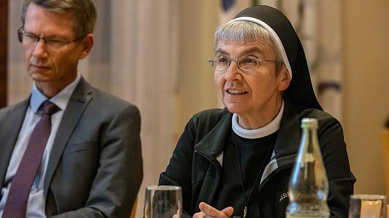 Schwester Monika Edinger, Generaloberin der Erlöserschwestern (hier bei einer Pressekonferenz mit Schweinfurts OB Sebastian Remelé) sieht keine wirtschaftliche Perspektive für die Würzburger Theresienklinik in der bisherigen Form.