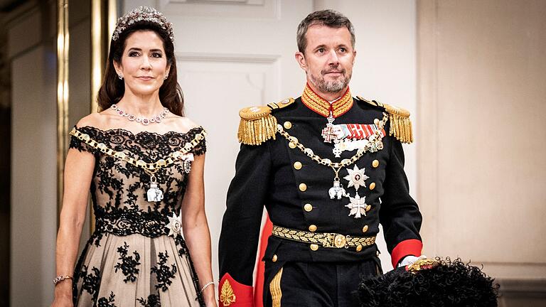 Frederik und Mary.jpeg       -  Seit über zwanzig Jahren bestreiten Kronprinz Frederik von Dänemark und Kronprinzessin Mary das Leben gemeinsam. Mit der Krönung von Frederik beginnt für das Paar ein neues Kapitel.