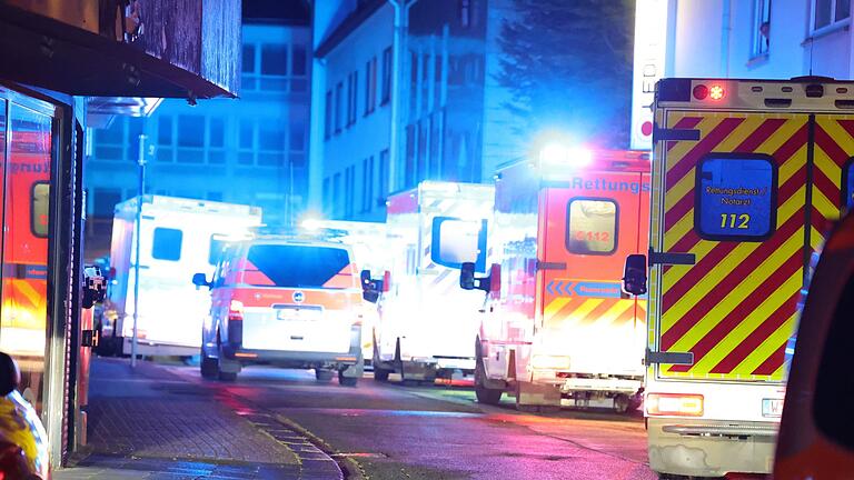 Todesopfer bei Attacke auf Solinger Stadtfest       -  Polizei und Rettungswagen stehen in der Nähe des Einsatzortes beim Solinger Stadtfest.