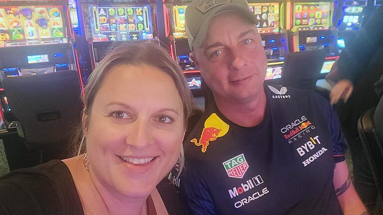 Heike Bybee mit ihrem Mann Rob Bybee beim Ausflug in ein Kasino. Heike Bybee mit ihrem Mann Rob Bybee beim Ausflug in ein Kasino.