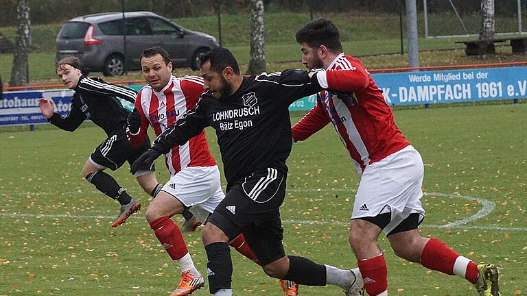 Weg da: Der Geesdorfer Mohamed Remaithi (schwarzes Trikot) setzt sich gegen die Dampfacher Paul Tudo (links) und Bilal Yücetag durch. Weg da: Der Geesdorfer Mohamed Remaithi (schwarzes Trikot) setzt sich gegen die Dampfacher Paul Tudo (links) und Bilal Yücetag durch.