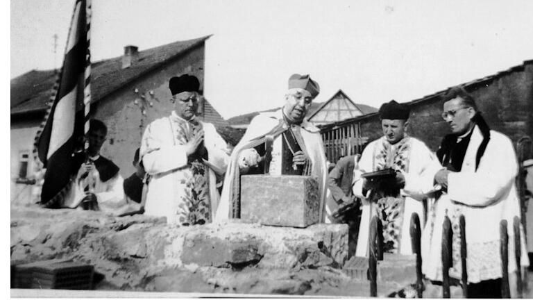 Am 13. Juli 1958 legte Domkapitular Dr. Theodor Kramer (Zweiter von links) den Grundstein für die katholische Heilig-Geist-Kirche in Mittelsinn. Ihm zur Seite standen (von links) Pfarrer Franz Rückel (Burgsinn), Kuratus Frömmelt (Aura) und Ortspfarrer Eugen Schüll (Obersinn).