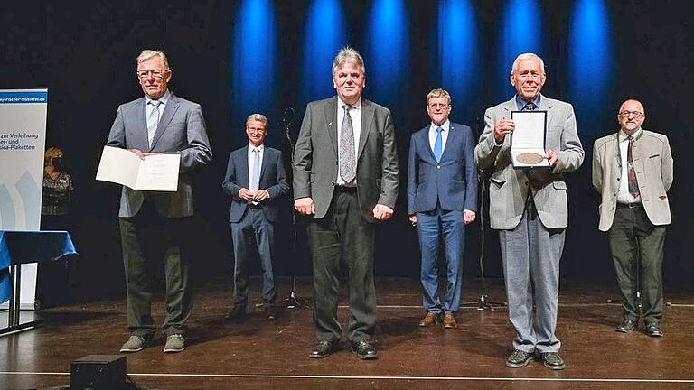 Der Männerchor Steinfeld erhielt im Jahr seines 100-Jährigen Bestehens für 'seine besonderen Verdienste um die Pflege der Chormusik und des deutschen Volksliedes' die Zelter-Plakette mit Urkunde. In der vorderen Reihe (von links) erster Vorsitzender Horst Achterling, Dirigent Edgar Sauer und Elmar Seufert (es fehlt Günther Rauch).  In der zweiten Reihe Staatsminister Bernd Sibler, MdL Dr. Marcel Huber und der Vertreter des Maintal-Sängerbundes.