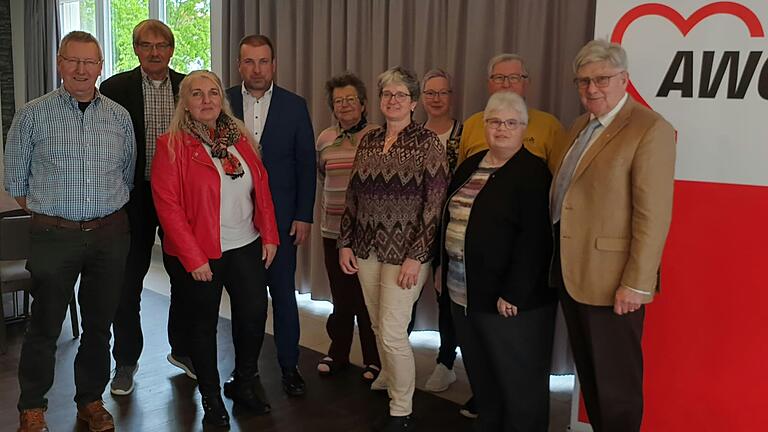 Im „Café awoccino“ des Seniorenzentrums Knetzgau stellten  sich die Mitglieder des neu gewählten Kreisvorstands der AWO Haßberge zu einem Gruppenbild auf, vordere Reihe von links: Robert Beetz, Angelika Naß, Elke Nüßlein, Elisabeth Endreß, Günter Lipp; hintere Reihe: Paul Hümmer, Stefan Rottmann, Maria Böhmer, Angelika Kuhbandner und Werner Thein.