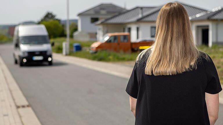 Josephine Lippitz freut sich, als Sylvia Born und ihre Tochter Larissa im Camper in Wülfershausen ankommen. Per Live-Standort hatte sie während der gesamten Fahrt verfolgt, wo sich die beiden gerade befanden.