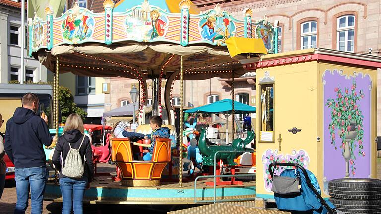 Das Kinderkarussell war erkorenes Ziel der jüngsten Marktbesucher.       -  Das Kinderkarussell war erkorenes Ziel der jüngsten Marktbesucher.