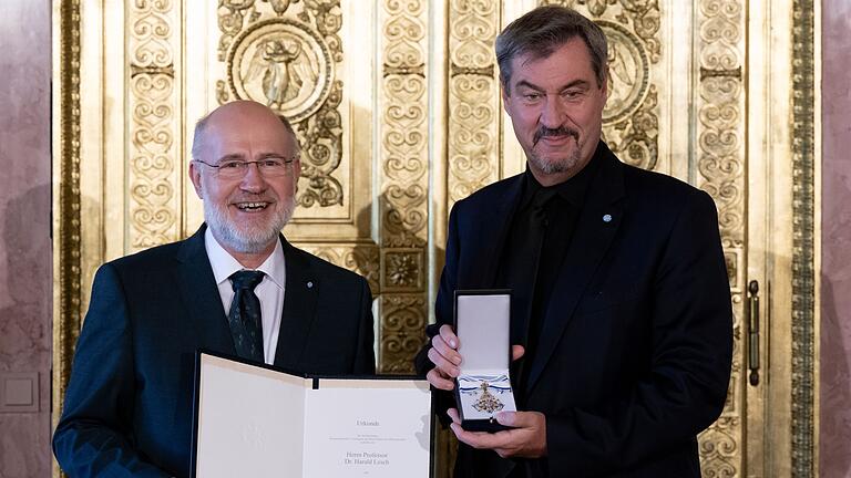 Bayerischer Maximiliansorden       -  Ministerpräsident Markus Söder (r) würdigte Astrophysiker Harald Lesch für seine Fähigkeit, wissenschaftliche Themen einem breiten Publikum zu vermitteln.