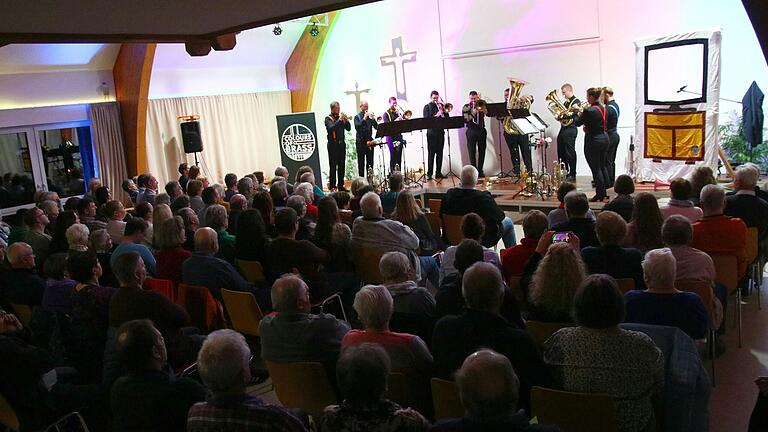 Geburtstagsfeier mit schöner Musik. Das Konzert der Brass-Band 'Colours of Brass' anlässlich des 100-jährigen Jubiläums CVJM Haag war sehr gut besucht. Geburtstagsfeier mit schöner Musik. Das Konzert der Brass-Band 'Colours of Brass' anlässlich des 100-jährigen Jubiläums CVJM Haag war sehr gut besucht.