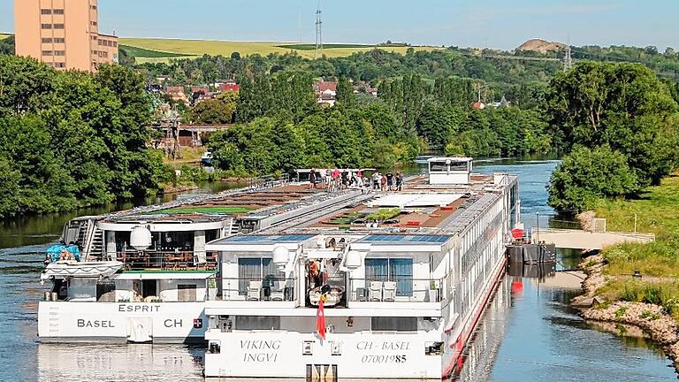 Im Doppelpack: Gleich zwei Hotelschiffe legten Anfang dieser Woche in Ochsenfurt an, damit die Passagiere in die bereit stehenden Busse umsteigen können.