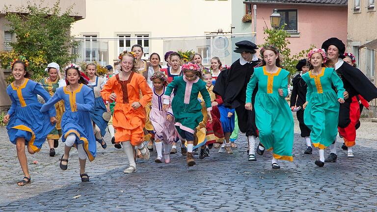 Junge Darstellerinnen und Darsteller, hier die Tanzmädchen und Scholaren, gibt es in der Heimatspielgemeinde erfreulich viele.