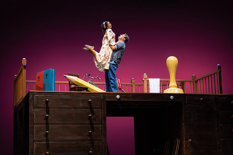Bartolos Haus ist ein riesiger Schreibtisch. Hier turnen Rosina (Sara-Maria Saalmann) und Figaro (Johannes Mooser) darauf herum. Bartolos Haus ist ein riesiger Schreibtisch. Hier turnen Rosina (Sara-Maria Saalmann) und Figaro (Johannes Mooser) darauf herum.
