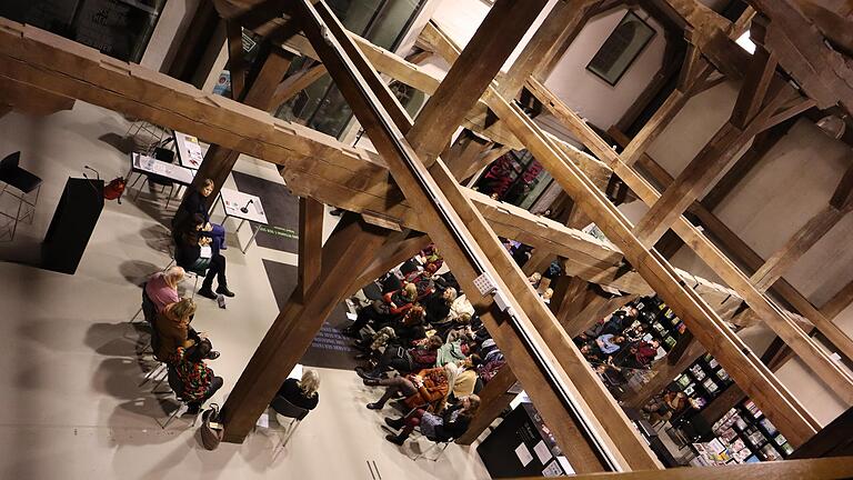 Volles Haus im Foyer des Kulturspeichers bei der gemeinsamen Veranstaltung des Würzburger Frauenbündnis.