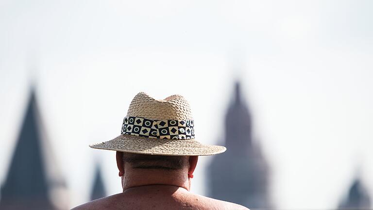 Heißer Sommertag in Deutschland - Hüte und Sonnencreme nötig: Am Samstag kann es bis 34 Grad heiß werden (Archivbild). Heißer Sommertag in Deutschland - Hüte und Sonnencreme nötig: Am Samstag kann es bis 34 Grad heiß werden (Archivbild).