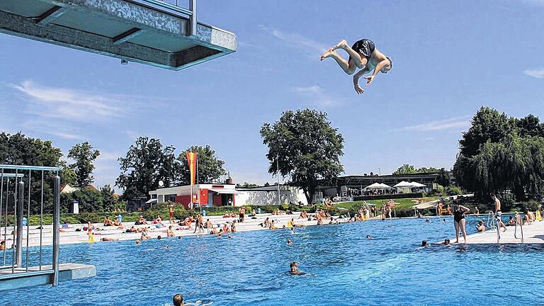 Erfrischend und kühn zugleich: Vom „Fünfer“ geht's im Veitshöchheimer Geisbergbad per Köpfer ins kühle Nass. Erfrischend und kühn zugleich: Vom „Fünfer“ geht's im Veitshöchheimer Geisbergbad per Köpfer ins kühle Nass.