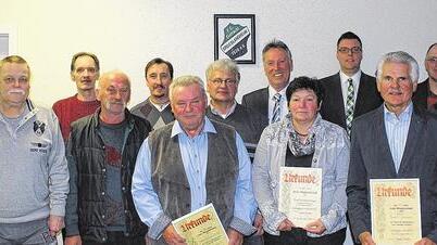Treu zum FC Eintracht: Der scheidende Vorsitzende Norbert Droll und sein Nachfolger Dominik Droll zeichneten langjährige Mitglieder aus. Im Bild von links: Norbert Droll, Ludwig Lenhart, Armin Uebelacker, Günther Lang, Horst Kuffner, Hermann Droll, Dominik Droll, Hubert Högner, Hermann Hadwiger, Roswitha Hadwiger, Josef Grebner, Albrecht Droll und Ernst Fuchs.