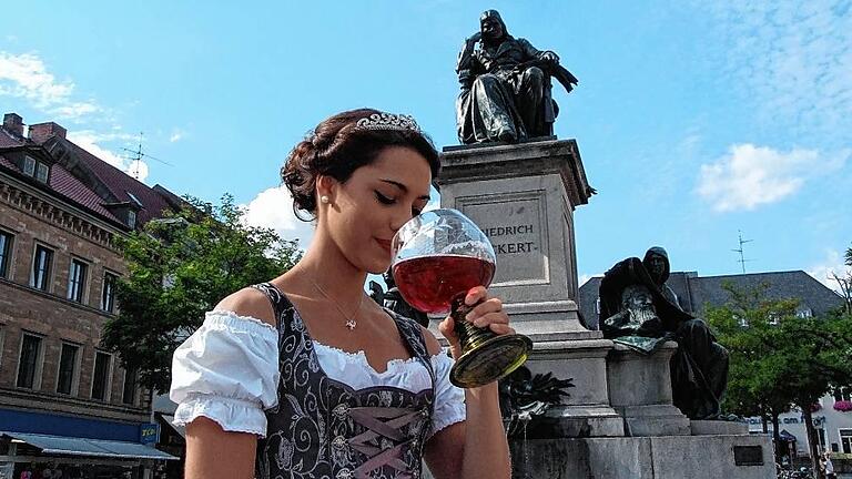 Auf Wiedersehen Krone - Ein Lächeln auf den Lippen, das Krönchen im Haar. Nach bald drei Jahren neigt sich die Amtszeit von Schweinfurts Weinprinzessin Lena Meißner dem Ende. Ein bisschen wehmütig blickt sie auf die Zeit zurück, in der sie unterwegs war im Dienst für den fränklischen Wein und die Stadt Schweinfurt. „Das Tolle ist, dass ich durch mein Amt meine Heimat noch mal besser kennen- und lieben gelernt habe“, erklärt die 21-Jährige. Besonders die Sommermonate waren von Terminen rund um die Weinfeste geprägt. „Es hat mir immer Spaß gemacht, auch wenn das Privatleben manchmal zurückstecken musste.“ Nicht vergessen wird Meißner den Besuch in Berlin, bei dem sie für die bayerische Vertretung Wein ausschenkte. „Ich war überhaupt das erste Mal in der Hauptstadt und dann gleich als Weinprinzessin.“ Beeindruckt war sie auch von der Weinvernissage des „Fränkischen Gewächs“ in Schwerin im Burggarten des Schlosses sowie von der Sternstundengala in der Frankenhalle in Nürnberg. „Die Hilfsprojekte, in die das Geld der Sternstunden fließt, haben mich sehr bewegt.“ Soziales Engagement Seitdem nutzt die 21-Jährige ihr Amt auch, um sich für die Benefizaktion des Bayerischen Rundfunks zu engagieren. Erst vor einigen Tagen traf sie sich mit weiteren Weinprinzessinnen der Region, um Sterne zu basteln. Diese verteilt sie – unter anderem am Donnerstag, 1. Dezember - auf dem Weihnachtsmarkt Schweinfurt: „Jeder, der eine Spende für Sternstunden gibt, bekommt einen Stern geschenkt.“ Mit Grauen denkt Meißner indes an das erste Mal zurück, als sie vor vielen Leuten eine Rede halten sollte. „Das war beim Weinfest an der Petersstirn, und ich sollte ein paar Worte an die über 1000 Besucher richten. Mein Herz hat ganz schön geklopft“, erzählt sie. Heute geht sie das Ganze souveräner an, hat an Selbstvertrauen gewonnen und ist offener geworden, „gerade was den Small-Talk angeht“. Natürlich hat die 21-Jährige auch ihr Weinwissen erweitert und vertieft, so, dass sie im privaten Bereich schon mal als Expertin hinzugezogen wird. „Interessanterweise hat sich auch mein Wein-Geschmack in den bald drei Jahren sehr verändert.“ Während sie am Anfang süßere Weine wie die Scheurebe bevorzugte, ist sie jetzt ein großer Fan des Silvaner in all seinen Facetten. Erst kürzlich sei sie auf einer Weinpräsentation in München dabei gewesen, bei der zehn verschiedene Silvaner vorgestellt wurden. Mehr Präsenz in der Stadt Ein bisschen nachdenklich stimmt die junge Frau, die nach Christina Schuhmann die zweite Weinprinzessin Schweinfurts ist, „dass das Amt der hiesigen Weinprinzessin in den Köpfen der Schweinfurter noch nicht verankert ist“. Auf viele Kirchweihfeste zum Beispiel sei sie gar nicht eingeladen worden. Das finde sie sehr schade, zumal sie außerhalb der Kultur- und Industriestadt sofort anerkannt worden sei. „Für die nächste Weinprinzessin wünsche ich mir mehr innerstädtische Aktivitäten und Präsenz.“ Der Countdown läuft bereits. Bewerbungsschluss für die neue Weinprinzessin ist am Mittwoch, 30. November. „Das Wichtigste, das sie mitbringen sollte, ist die Freude daran, den Wein und die Region präsentieren zu dürfen“, sagt Meißner. Für die junge Brünette wird die Amtsaufgabe erst mal eine Umstellung mit sich bringen. „Es war eine Zeit, in der ich viele tolle Erfahrungen gesammelt habe.“ Zudem brachte das Amt auch Annehmlichkeiten mit sich, wie zum Beispiel einen Dienstwagen, ein Handy oder Friseurbesuche. Doch die nächsten spannenden Projekte stehen für Lena Meißner schon an. Im Rahmen ihres dualen Studiums „International Business“ wird sie im Februar für ein Praktikum nach Barcelona gehen. Ab Herbst nächsten Jahres plant sie ein Auslandssemester an ihrer Partneruniversität in Kuala Lumpur/Malaysia. Langweilig wird es also nicht. Vielleicht aber wird sie das ein oder andere Mal in der Ferne ein Gläschen Frankenwein vermissen. Wer will die Krone? Der Verein „GenussReichStadt Schweinfurt“ kürt im April Schweinfurts dritte Weinprinzessin und sucht erneut junge, selbstbewusste und engagierte Kandidatinnen. Als Repräsentantin der Stadt Schweinfurt erwartet die Weinprinzessin eine spannende Zeit mit vielen tollen Begegnungen und Erlebnissen. Teilnahme-Voraussetzungen sind ein Mindestalter von 18 Jahren, PKW–Führerschein, zeitliche Flexibilität und natürlich Interesse am Wein und an der Stadt Schweinfurt. Zudem sollte die Bewerberin großen Wert auf ihr Äußeres und ihr Auftreten legen, spontan und charmant sein, heißt es auf der Homepage www.schweinfurter-weinprinzessin.de Dort können sich Interessierte auch online bewerben. Bewerbungen können noch bis Mittwoch, 30. November, eingereicht werden. Auf Wiedersehen Krone - Ein Lächeln auf den Lippen, das Krönchen im Haar. Nach bald drei Jahren neigt sich die Amtszeit von Schweinfurts Weinprinzessin Lena Meißner dem Ende. Ein bisschen wehmütig blickt sie auf die Zeit zurück, in der sie unterwegs war im Dienst für den fränklischen Wein und die Stadt Schweinfurt. „Das Tolle ist, dass ich durch mein Amt meine Heimat noch mal besser kennen- und lieben gelernt habe“, erklärt die 21-Jährige. Besonders die Sommermonate waren von Terminen rund um die Weinfeste geprägt. „Es hat mir immer Spaß gemacht, auch wenn das Privatleben manchmal zurückstecken musste.“ Nicht vergessen wird Meißner den Besuch in Berlin, bei dem sie für die bayerische Vertretung Wein ausschenkte. „Ich war überhaupt das erste Mal in der Hauptstadt und dann gleich als Weinprinzessin.“ Beeindruckt war sie auch von der Weinvernissage des „Fränkischen Gewächs“ in Schwerin im Burggarten des Schlosses sowie von der Sternstundengala in der Frankenhalle in Nürnberg. „Die Hilfsprojekte, in die das Geld der Sternstunden fließt, haben mich sehr bewegt.“ Soziales Engagement Seitdem nutzt die 21-Jährige ihr Amt auch, um sich für die Benefizaktion des Bayerischen Rundfunks zu engagieren. Erst vor einigen Tagen traf sie sich mit weiteren Weinprinzessinnen der Region, um Sterne zu basteln. Diese verteilt sie – unter anderem am Donnerstag, 1. Dezember - auf dem Weihnachtsmarkt Schweinfurt: „Jeder, der eine Spende für Sternstunden gibt, bekommt einen Stern geschenkt.“ Mit Grauen denkt Meißner indes an das erste Mal zurück, als sie vor vielen Leuten eine Rede halten sollte. „Das war beim Weinfest an der Petersstirn, und ich sollte ein paar Worte an die über 1000 Besucher richten. Mein Herz hat ganz schön geklopft“, erzählt sie. Heute geht sie das Ganze souveräner an, hat an Selbstvertrauen gewonnen und ist offener geworden, „gerade was den Small-Talk angeht“. Natürlich hat die 21-Jährige auch ihr Weinwissen erweitert und vertieft, so, dass sie im privaten Bereich schon mal als Expertin hinzugezogen wird. „Interessanterweise hat sich auch mein Wein-Geschmack in den bald drei Jahren sehr verändert.“ Während sie am Anfang süßere Weine wie die Scheurebe bevorzugte, ist sie jetzt ein großer Fan des Silvaner in all seinen Facetten. Erst kürzlich sei sie auf einer Weinpräsentation in München dabei gewesen, bei der zehn verschiedene Silvaner vorgestellt wurden. Mehr Präsenz in der Stadt Ein bisschen nachdenklich stimmt die junge Frau, die nach Christina Schuhmann die zweite Weinprinzessin Schweinfurts ist, „dass das Amt der hiesigen Weinprinzessin in den Köpfen der Schweinfurter noch nicht verankert ist“. Auf viele Kirchweihfeste zum Beispiel sei sie gar nicht eingeladen worden. Das finde sie sehr schade, zumal sie außerhalb der Kultur- und Industriestadt sofort anerkannt worden sei. „Für die nächste Weinprinzessin wünsche ich mir mehr innerstädtische Aktivitäten und Präsenz.“ Der Countdown läuft bereits. Bewerbungsschluss für die neue Weinprinzessin ist am Mittwoch, 30. November. „Das Wichtigste, das sie mitbringen sollte, ist die Freude daran, den Wein und die Region präsentieren zu dürfen“, sagt Meißner. Für die junge Brünette wird die Amtsaufgabe erst mal eine Umstellung mit sich bringen. „Es war eine Zeit, in der ich viele tolle Erfahrungen gesammelt habe.“ Zudem brachte das Amt auch Annehmlichkeiten mit sich, wie zum Beispiel einen Dienstwagen, ein Handy oder Friseurbesuche. Doch die nächsten spannenden Projekte stehen für Lena Meißner schon an. Im Rahmen ihres dualen Studiums „International Business“ wird sie im Februar für ein Praktikum nach Barcelona gehen. Ab Herbst nächsten Jahres plant sie ein Auslandssemester an ihrer Partneruniversität in Kuala Lumpur/Malaysia. Langweilig wird es also nicht. Vielleicht aber wird sie das ein oder andere Mal in der Ferne ein Gläschen Frankenwein vermissen. Wer will die Krone? Der Verein „GenussReichStadt Schweinfurt“ kürt im April Schweinfurts dritte Weinprinzessin und sucht erneut junge, selbstbewusste und engagierte Kandidatinnen. Als Repräsentantin der Stadt Schweinfurt erwartet die Weinprinzessin eine spannende Zeit mit vielen tollen Begegnungen und Erlebnissen. Teilnahme-Voraussetzungen sind ein Mindestalter von 18 Jahren, PKW–Führerschein, zeitliche Flexibilität und natürlich Interesse am Wein und an der Stadt Schweinfurt. Zudem sollte die Bewerberin großen Wert auf ihr Äußeres und ihr Auftreten legen, spontan und charmant sein, heißt es auf der Homepage www.schweinfurter-weinprinzessin.de Dort können sich Interessierte auch online bewerben. Bewerbungen können noch bis Mittwoch, 30. November, eingereicht werden.
