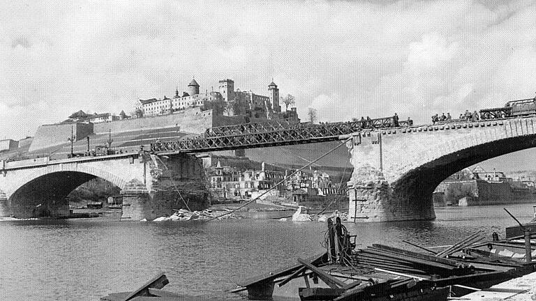 Würzburg 1945: Von US-Pionieren gebaute Behelfsbrücke über die gesprengte Löwenbrücke Würzburg 1945: Von US-Pionieren gebaute Behelfsbrücke über die gesprengte Löwenbrücke