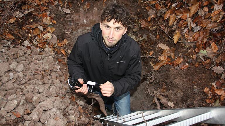 In der Nähe des Steigerwald-Zentrums Handthal untersuchen Wissenschaftler der Technischen Universität München mit Hilfe eines Versuchsaufbaus an zwei Stellen die Bodenfeuchtigkeit des Waldbodens bis in eine Tiefe von zwei Metern. Das Bild zeigt den Versuchsleiter Lucas Alcamo an einem der beiden Löcher.