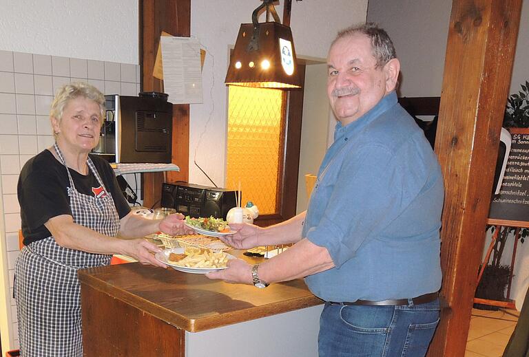 Stets freundlich und kompetent im Gastwirtschaftsbetrieb des Sportheims, so kennen die vielen Besucherinnen und Besucher des Sportheims der SG Hausen das Ehepaar Agnes und Elmar Weißenberger.