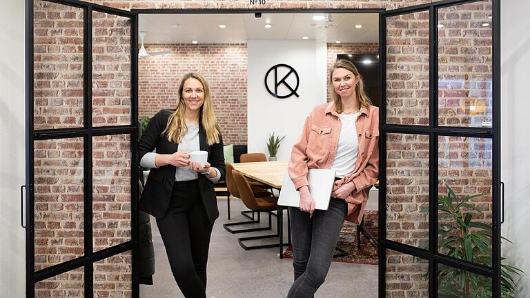 Ellen Kimmel und ihre Schwester Christa Hünting möchten ein Coworking-Space in Gerolzhofen betreiben. Besonderen Wert legen sie auf die Einrichtung mit einem speziellen Wohlfühlfaktor wie an ihrem bereits bestehenden Standort in Volkach, wo dieses Foto entstanden ist.