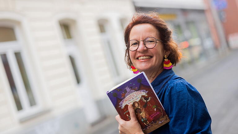 Lit.Kid.Cologne - Margit Auer       -  Erfolgsautorin Margit Auer: Seit genau zehn Jahren verfasst sie Band um Band ihrer Kinderbuchreihe 'Die Schule der magischen Tiere'.