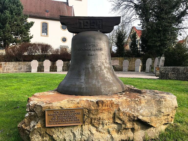 Freiheitsglocke und Gedenkstein erinnern auf dem Platz vor dem Rathaus in Ermershausen an den Freiheitskampf.