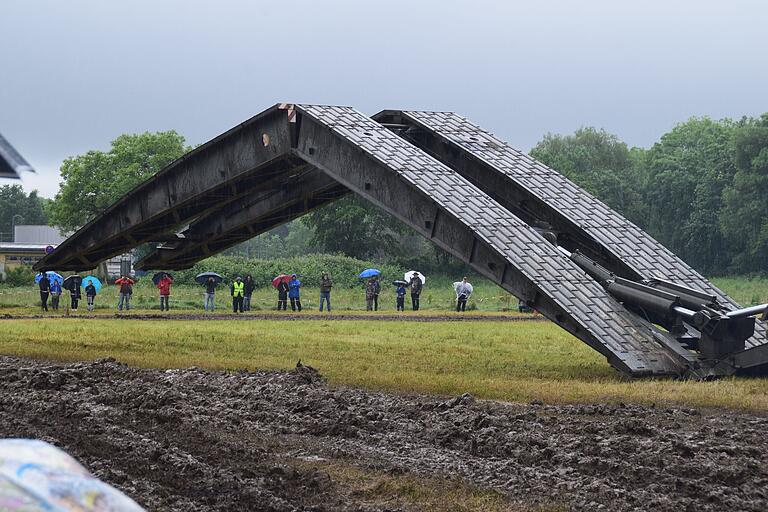 Der Brückenleger überspannt 18 Meter.