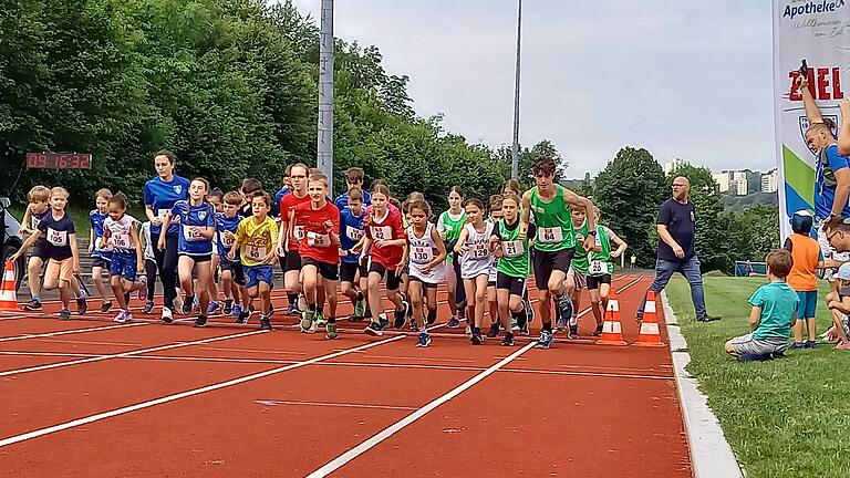 Auf dem Foto der Start Schülerlauf.