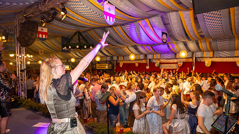 Beste Stimmung auf der Laurenzi Messe in Marktheidenfeld. Am Samstag heizte die Band 'Volxxbeat' im Festzelt so richtig ein.