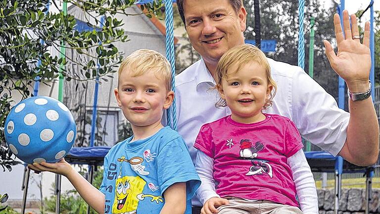 Blendende Laune: Der CSU-Landtagskandidat Sandro Kirchner ganz privat mit seinen beiden Kindern Maximilian (5) und Aurelia (2).