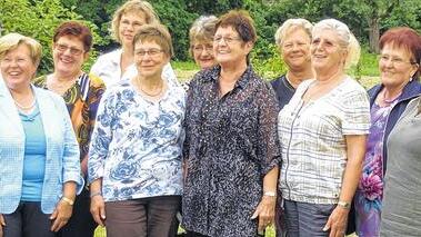 Die Spitze der neu gegründeten Arbeitsgemeinschaft Rheuma in Marktheidenfeld: Gertrud Droll, die Vorsitzende der AG in Würzburg (links) und Irene Scharwies vom Landesverband München (daneben) mit den Marktheidenfelder Vorstandsmitgliedern (weiter von links) Irene Weimann, Sonja Kasamas, Renate Schwerdhöfer, Helga Friedrich, Regina Veihl, Ingrid Michel, Hannelore Strnad, der Vorsitzenden Rita Tebbe und ihrer Stellvertreterin Ursula Thoma. Die Spitze der neu gegründeten Arbeitsgemeinschaft Rheuma in Marktheidenfeld: Gertrud Droll, die Vorsitzende der AG in Würzburg (links) und Irene Scharwies vom Landesverband München (daneben) mit den Marktheidenfelder Vorstandsmitgliedern (weiter von links) Irene Weimann, Sonja Kasamas, Renate Schwerdhöfer, Helga Friedrich, Regina Veihl, Ingrid Michel, Hannelore Strnad, der Vorsitzenden Rita Tebbe und ihrer Stellvertreterin Ursula Thoma.
