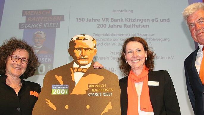 Das Jahr der VR Bank Kitzingen steht ganz im Zeichen des 200-jährigen Jubiläums des Raiffeisenverbandes und des 150-jährigen Jubiläums der VR Bank Kitzingen. Die Aufsichtsratsvorsitzende Edelgard Pieper-Pavel (von links) gratulierte den Aufsichtsratsmitgliedern Gudrun Schröder und Roland Nagel zur Wiederwahl.