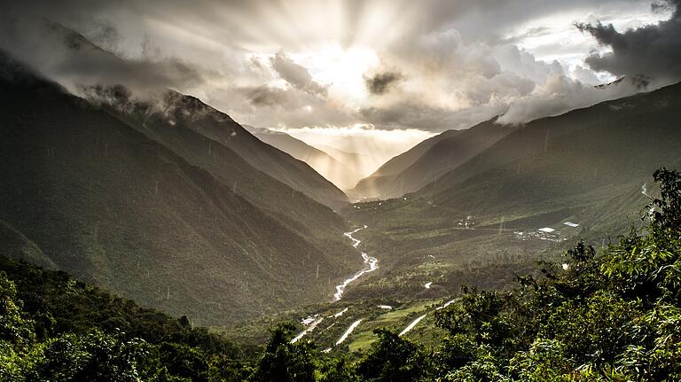 Sonnenuntergang in den peruanischen Anden: Blick ins Tal hinunter zum Urubamba-Fluss.