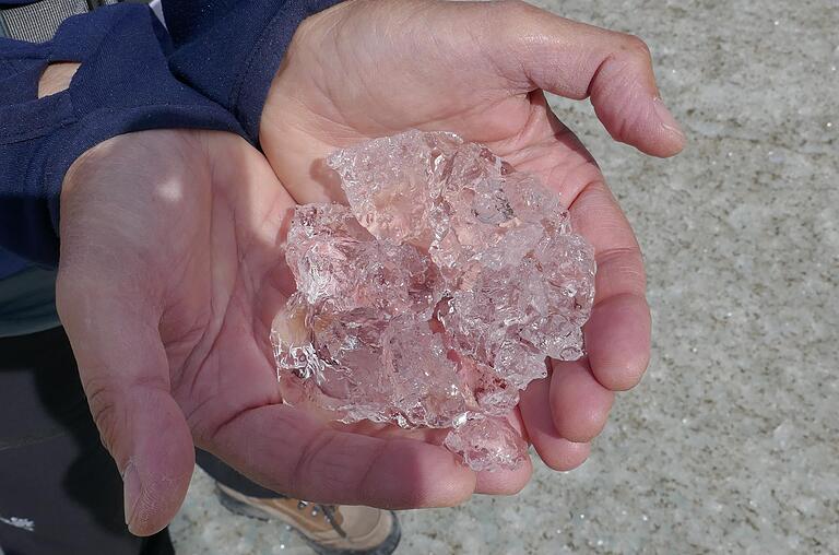 Gletschereis ist Süßwasser. Wo Eiskappen schmelzen und sich das Schmelzwasser ins Meer ergießt, werden bei entsprechenden Volumina ozeanische Zirkulationen beeinflusst.