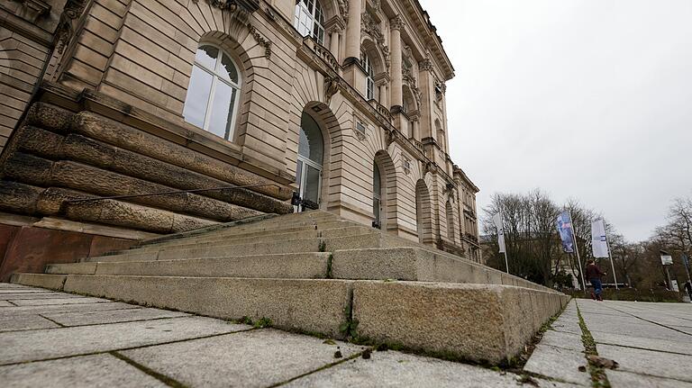 Stille, wo sich sonst Studenten tummeln: Der Eingang zur Neuen Universität am Sanderring in Würzburg in diesem Wintersemester.