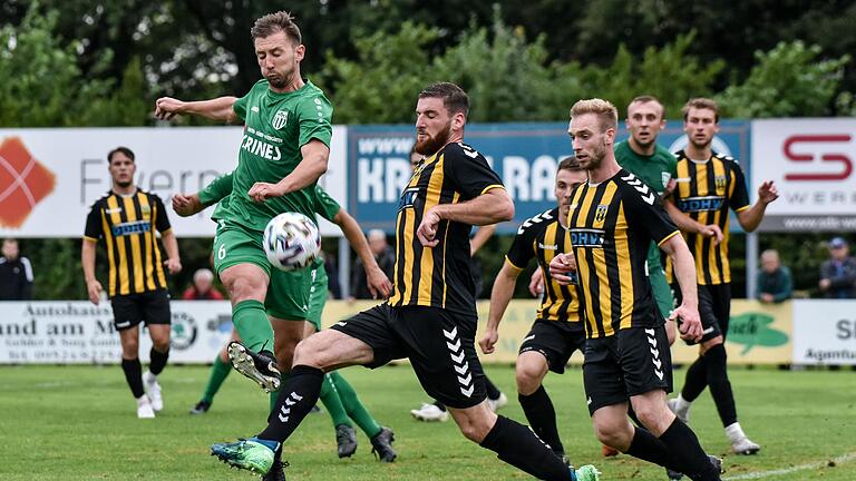 Kompromisslos: Sands Maximilian Zang (links), hier beim 1:1 im letzten Heimspiel gegen die SpVgg Bayern Hof (Mitte Ismail Noah), blendet am Samstag seine Verbundenheit zum TSV Großbardorf aus.