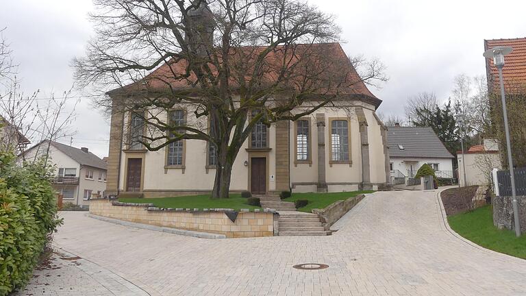 Lukaskirche im neuen Look: Manche Maileser empfinden den sanierten Kirchenumgriff als etwas zu bunt.