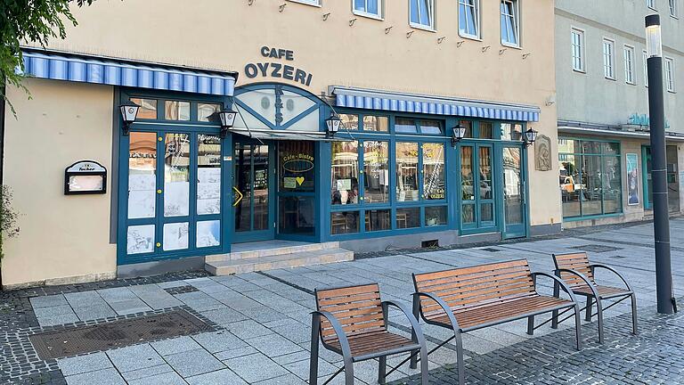 Städtische Stühle und Bänke anstelle von Außengastronomie. Das Café Oyzeri am Marktplatz von Bad Neustadt hat weiterhin geschlossen.&nbsp;