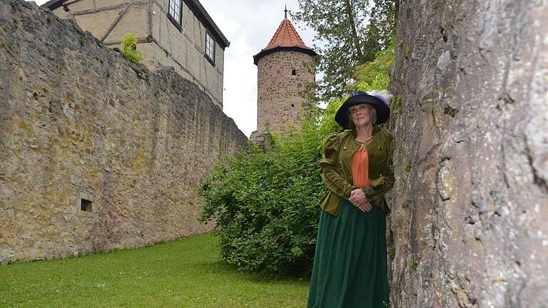 Madda (Susanne Zuber-Maisch) gibt beim Stadtrundgang pikante Details aus der Stadtgeschichte preis.