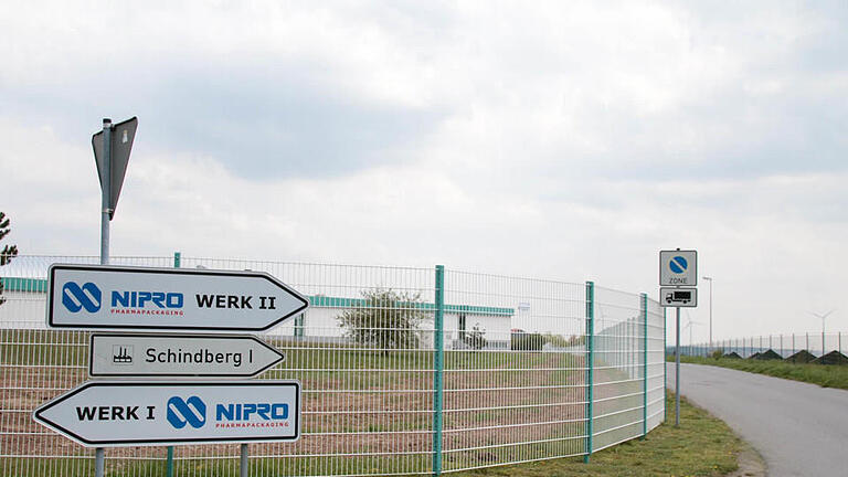 Nipro baut auf dieser Freifläche des Firmengeländes eine große Lagerhalle. Foto: Heike Beudert       -  Nipro baut auf dieser Freifläche des Firmengeländes eine große Lagerhalle. Foto: Heike Beudert