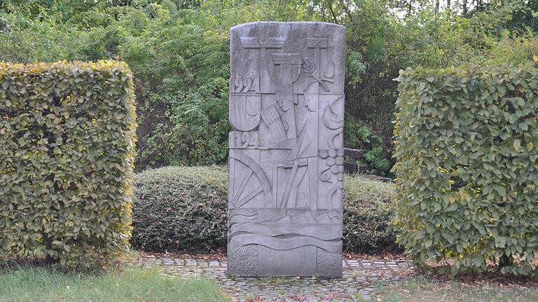 Ein Gedenkstein kündet vom Dorfjubiläum 800 Jahre Schonungen