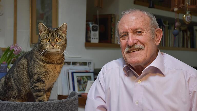 'Langeweile hatte ich nie', sagt Kurt Vogel über sein Leben, das am 16. Februar 1940 in Würzburg begann. Ist er zu Hause, ist Katze 'Tigi' immer an seiner Seite. 'Langeweile hatte ich nie', sagt Kurt Vogel über sein Leben, das am 16. Februar 1940 in Würzburg begann. Ist er zu Hause, ist Katze 'Tigi' immer an seiner Seite.